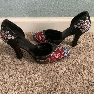 Highlights embroidered heels